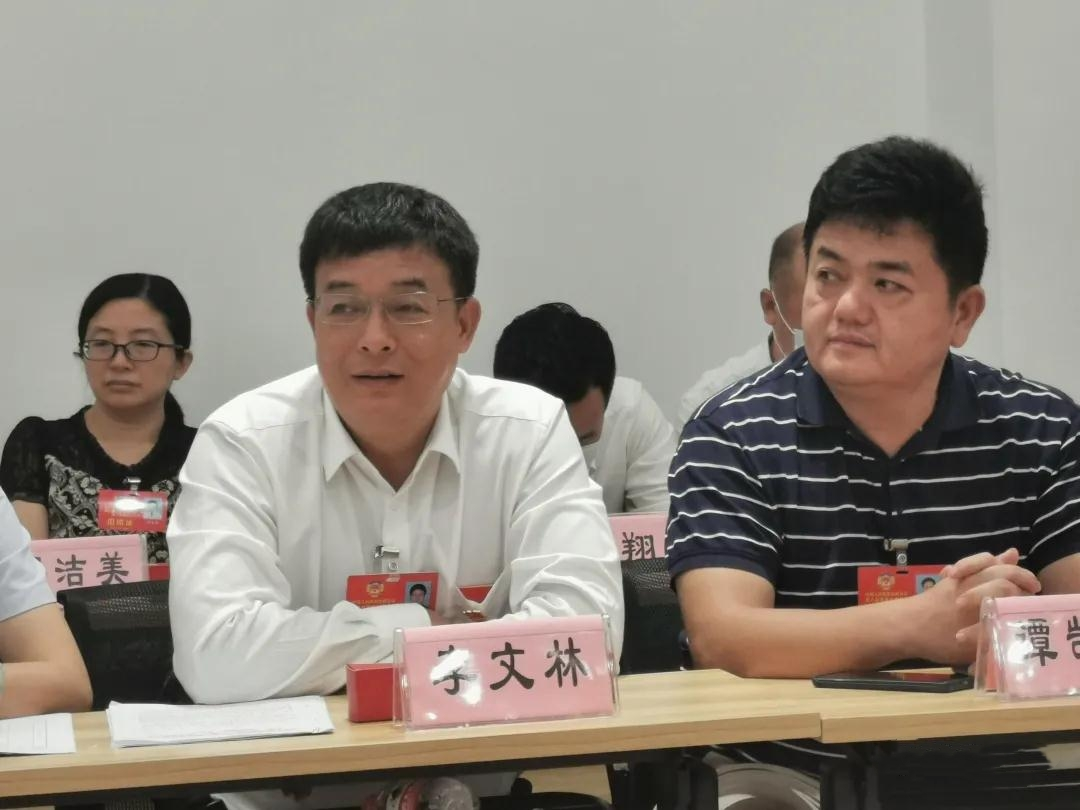 波(图右,李文林(图左)校友参加贵港市政协会议分组讨论(文:李远林;图